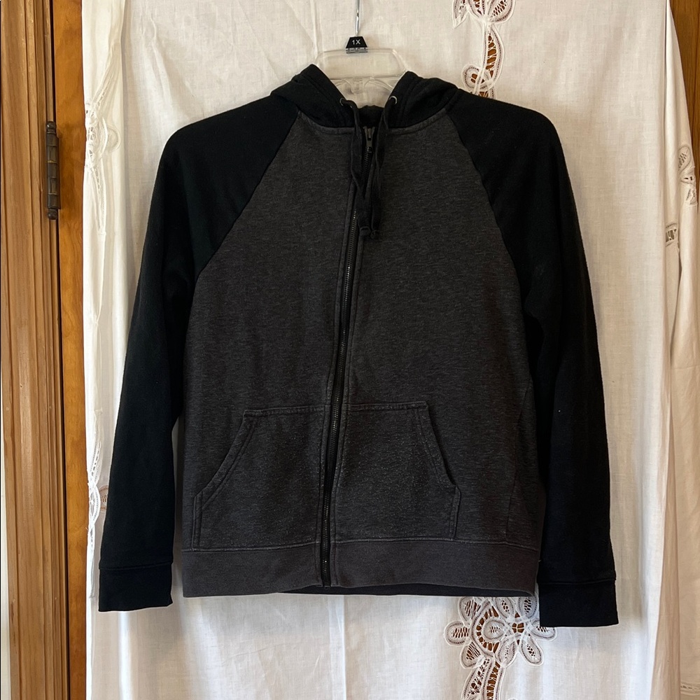 Urban pipeline size men’s small Charcoal and Black Zip-Up Hoodie
